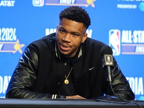 L'attaquant des Milwaukee Bucks Giannis Antetokounmpo répond à une question lors de la journée des médias du match de basket-ball des étoiles de la NBA à Indianapolis, le samedi 17 février 2024.
