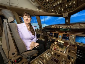 Après une carrière longue et largement enrichissante chez Air Canada, la première femme pilote de la compagnie aérienne se souvient des difficultés qu'elle a dû affronter en tant que pionnière et des efforts encore nécessaires pour encourager davantage de jeunes femmes à se lancer dans l'aviation.  Le capitaine Judy Cameron est assise dans un simulateur d'avion, à Toronto, le lundi 29 janvier 2024.
