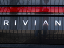 Un véhicule électrique Rivian se trouve dans un parking dans une installation Rivian à Chicago.  Les actions de Rivian ont chuté de plus de 25 pour cent le 22 février 2024, après que l'entreprise a annoncé qu'elle réduirait ses effectifs de 10 pour cent.