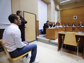 La star brésilienne du football Dani Alves siège lors de son procès à Barcelone.