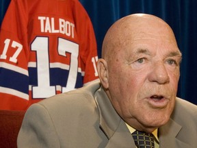 L'ancien Canadien de Montréal Jean-Guy Talbot répond aux questions le vendredi 1er juin 2007 à Ottawa.  Talbot, l'un des 12 joueurs des Canadiens de Montréal à avoir remporté cinq coupes Stanley consécutives entre 1956 et 1960, est décédé.  Il avait 91 ans.