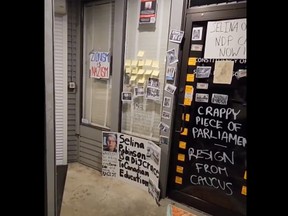 Le bureau de circonscription de la députée provinciale de la Colombie-Britannique, Selina Robinson, est vandalisé.
