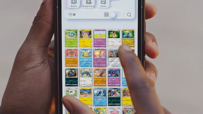 Poche de jeu de cartes à collectionner Pokémon montrant une collection de cartes conservées sur un écran mobile