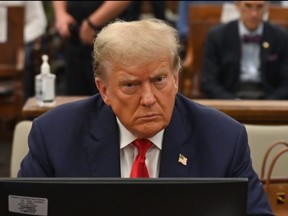 L'ancien président américain Donald Trump est assis dans la salle d'audience pour le troisième jour de son procès civil pour fraude à New York, le 4 octobre 2023.