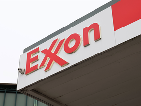 Exxon Mobil signe comme station-service