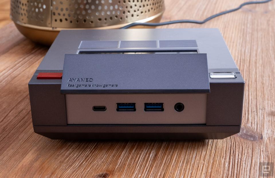 Mini PC Ayaneo AM02 inspiré de la NES.