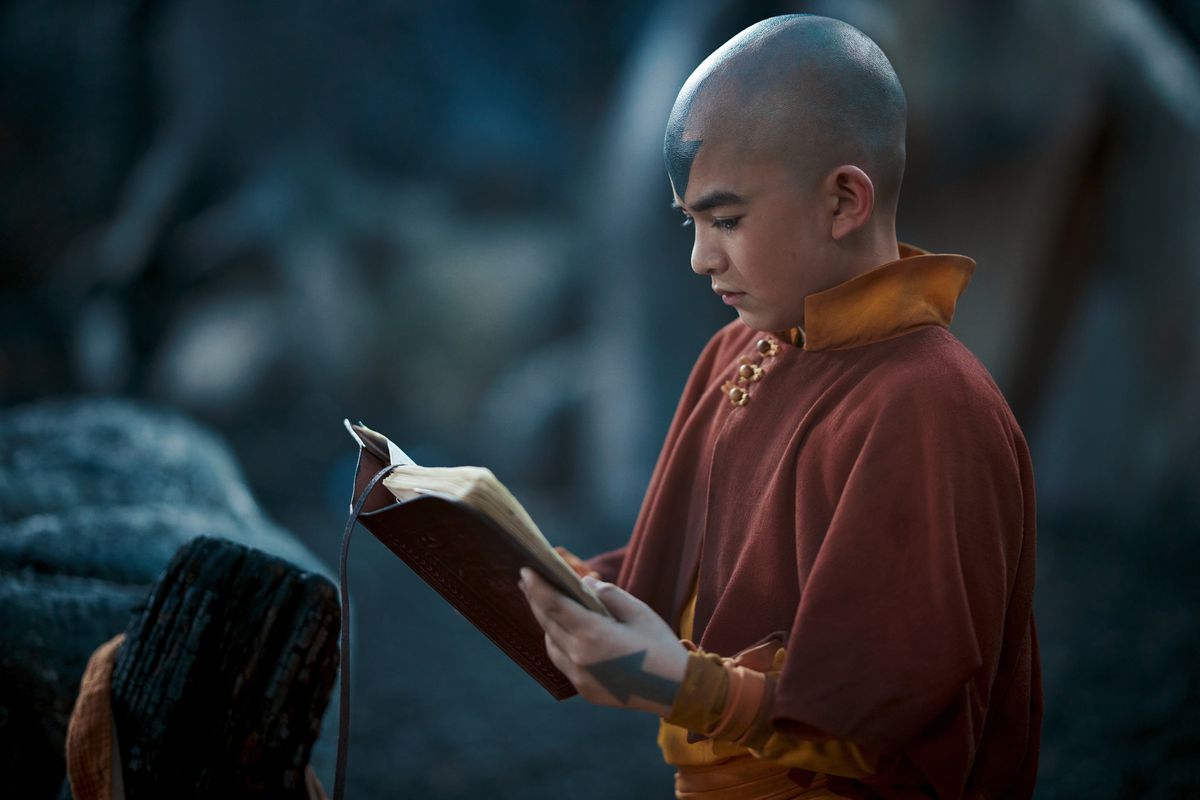 Aang (Gordon Cormier) lisant un livre