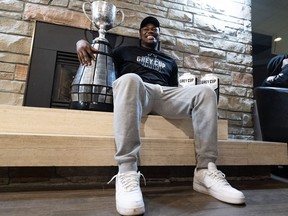 Henoc Muamba des Argonauts de Toronto détient la Coupe Grey après son arrivée à l'aéroport international Pearson de Toronto, à Mississauga, en Ontario, le lundi 21 novembre 2022. Le secondeur canadien Muamba a qualifié cela de carrière.  Le joueur de 35 ans l'a annoncé sur son compte Instagram.