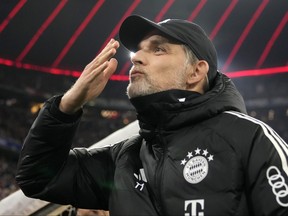 L'entraîneur-chef du Bayern, Thomas Tuchel, salue les supporters.