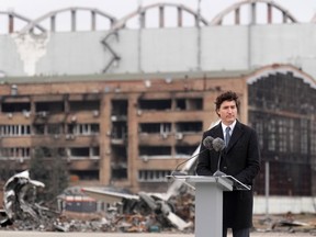 Le Premier ministre canadien Justin Trudeau fait une pause lors d'une cérémonie à l'aéroport Hostomel de Kiev, en Ukraine, le samedi 24 février 2024. La cérémonie visait à marquer le deuxième anniversaire du début de la guerre en Ukraine.