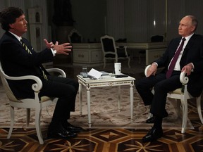 Sur cette photographie distribuée par l'agence d'État russe Spoutnik, le président russe Vladimir Poutine donne une interview à l'animateur de talk-show américain Tucker Carlson au Kremlin de Moscou le 6 février 2024. (Photo de Gavriil GRIGOROV / POOL / AFP)