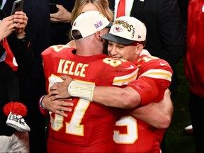 L'ailier rapproché des Chiefs de Kansas City Travis Kelce (87) et le quarterback Patrick Mahomes (15) s'embrassent après avoir remporté le Super Bowl LVIII contre les 49ers de San Francisco au stade Allegiant de Las Vegas, Nevada, le dimanche 11 février 2024.
