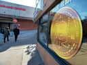 Un panneau annonce un guichet automatique Bitcoin dans un magasin d’Halifax.