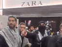 Capture d'écran d'une vidéo montrant des manifestants s'en prenant à la police de Toronto, au Centre Eaton.
