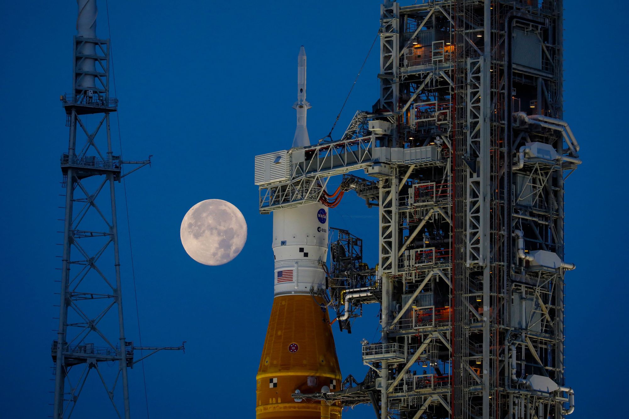 La fusée Artemis I Moon de la NASA se trouve au complexe de lancement 39B du Kennedy Space Center