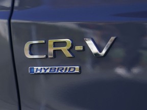 Des logos sont affichés à l'extérieur d'un Honda CR-V hybride 2024 à Sunnyvale, en Californie, le lundi 11 décembre 2023.