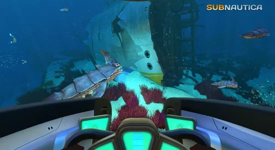 Subnautica: a broken off piece of what looks like an aircraft at the bottom of the ocean.