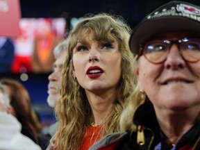 Taylor Swift, à gauche, est photographiée ici avec Donna Kelce lors du match de football du championnat AFC NFL, le dimanche 28 janvier 2024, à Baltimore.