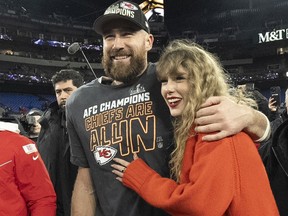 L'ailier rapproché des Chiefs de Kansas City Travis Kelce marche avec Taylor Swift après le match de championnat de l'AFC le dimanche 28 janvier 2024 à Baltimore.
