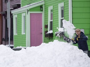 Une personne pellete de la neige à Halifax le lundi 5 février 2024. Le nettoyage en Nouvelle-Écosse pourrait prendre des jours après que plus d'un mètre de neige s'est accumulé dans certaines parties de la province au cours du week-end.