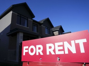 La Société canadienne d'hypothèques et de logement affirme que les prix des loyers au Canada ont grimpé en flèche l'année dernière alors que l'offre avait du mal à suivre la demande, ce qui a conduit au taux d'inoccupation le plus bas jamais enregistré au pays depuis qu'elle a commencé à suivre ces données en 1988. Un panneau à louer est affiché sur un maison à Ottawa le vendredi 14 octobre 2022.