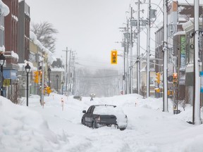 Nova Scotia Health affirme que les services non urgents dans sa zone Est continueront d'être réduits à la suite d'une tempête de neige le week-end.  Un camion est abandonné dans une rue enneigée après une tempête hivernale à Sydney, en Nouvelle-Écosse, le lundi 5 février 2024.