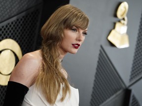 DOSSIER - Taylor Swift arrive à la 66e cérémonie annuelle des Grammy Awards, le 4 février 2024, à Los Angeles.  Certains conservateurs, sur les chaînes de télévision par câble ou sur les réseaux sociaux, ont émis l'hypothèse que Taylor Swift faisait partie d'un complot élaboré visant à aider les démocrates à remporter les élections de novembre.  Cependant, pendant la campagne électorale, de nombreux électeurs voient simplement ces propos comme du bruit à ignorer.