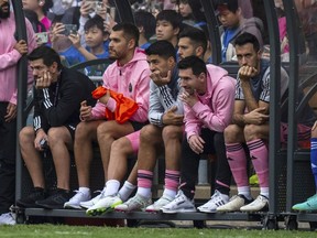 Lionel Messi de l'Inter Miami, sixième à partir de la gauche, regarde depuis le banc lors du match de football amical entre l'équipe de Hong Kong et l'US Inter Miami CF.
