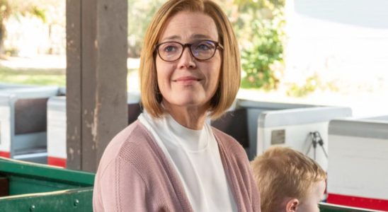 Mandy Moore is shown as Rebecca Pearson in her 70s on This Is Us.