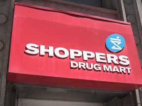 Le logo de Shoppers Drug Mart est affiché au centre-ville de Toronto, le mardi 24 mai 2016.