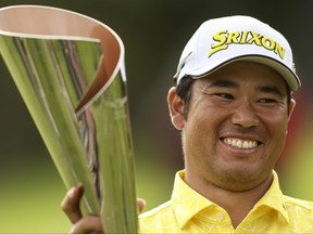 Hideki Matsuyama du Japon célèbre avec un trophée.
