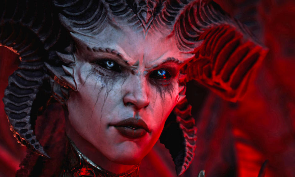 Illustration clé de Lilith, le principal antagoniste de Diablo IV, montrant des yeux brillants, des substances noires dégoulinantes (mascara ?) et des cornes en forme de bélier.