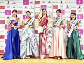 Les candidates, dont Carolina Shiino, qui a remporté le Grand Prix Miss Nippon (Japon), au centre, posent pour une photo après le concours à Tokyo, le lundi 22 janvier 2024.