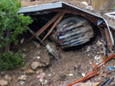 Une voiture repose sous les décombres après qu'une maison et un garage ont été détruits par un glissement de terrain alors qu'une tempête atmosphérique historique a inondé la région d'Hollywood Hills à Los Angeles, le 6 février 2024.
