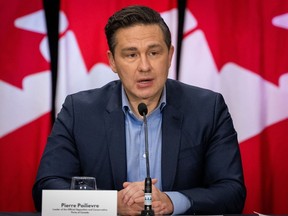 Le chef conservateur Pierre Poilievre s'exprime lors d'une conférence de presse à Vancouver le jeudi 8 février 2024. Poilievre affirme qu'un gouvernement conservateur établira des peines de prison minimales obligatoires pour les personnes reconnues coupables d'extorsion.