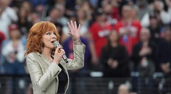 Reba McEntire interprète l'hymne national lors de l'avant-spectacle du Super Bowl