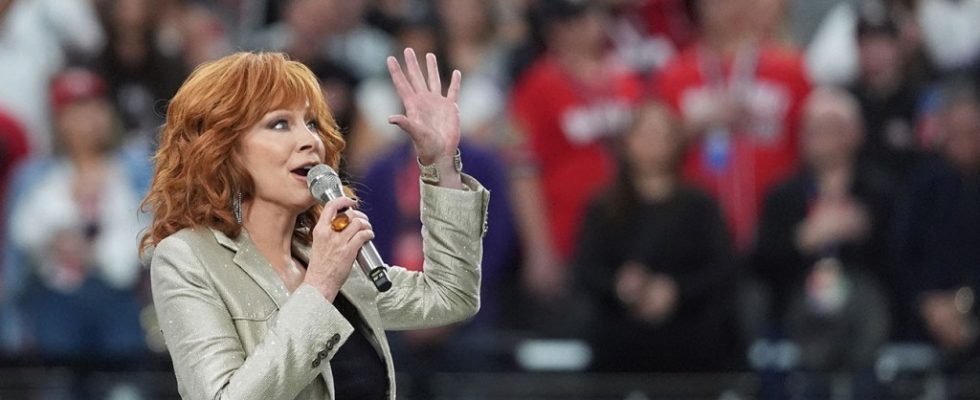 Reba McEntire interprète l'hymne national lors de l'avant-spectacle du Super Bowl