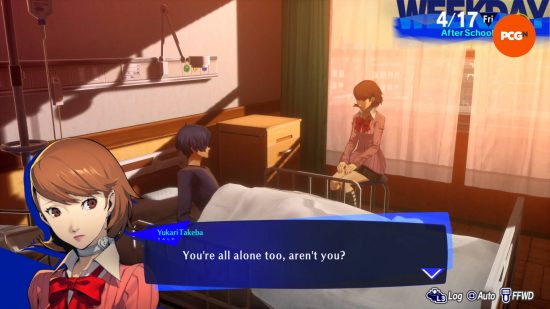 Revue de Persona 3 Reload : Yukari parle au protagoniste, qui est à l'hôpital et alité.