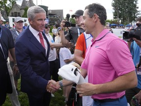 Rory McIlroy serre la main du commissaire de la PGA, Jay Monahan, après avoir remporté l'Omnium canadien en 2022.