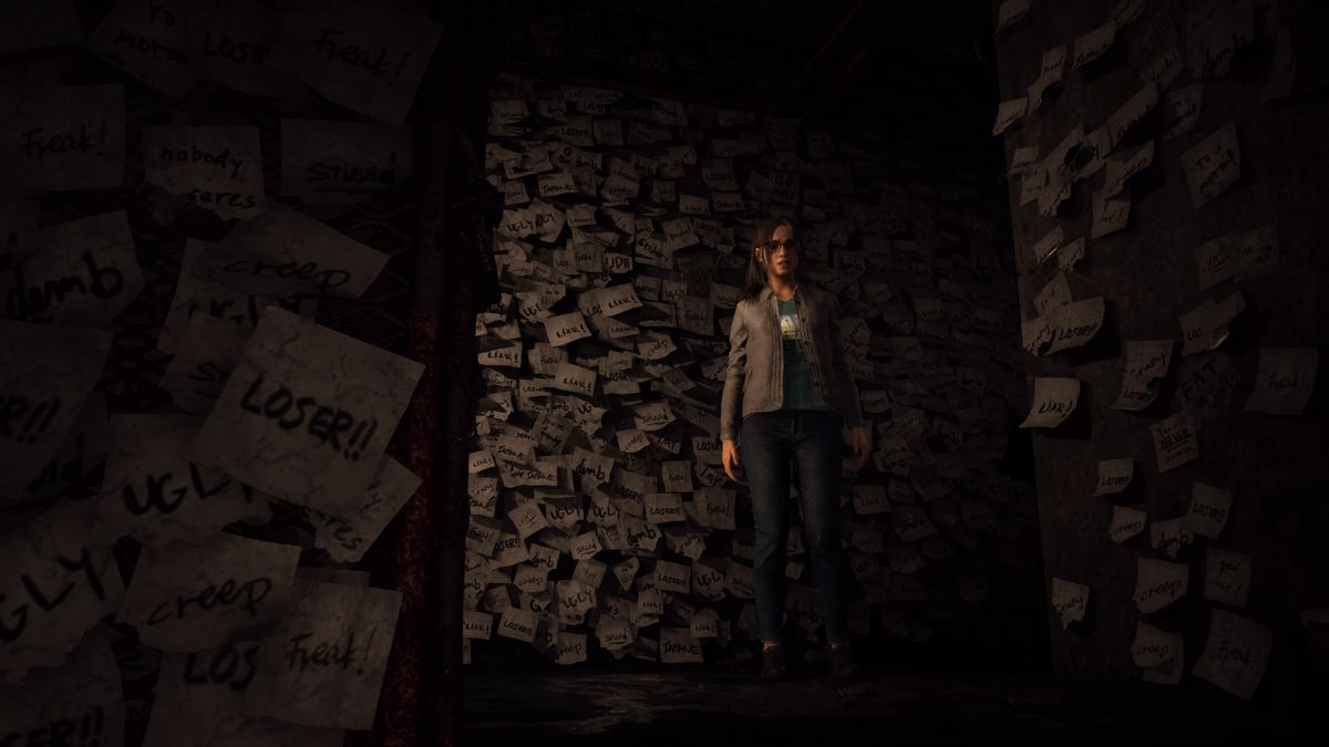 Anita regarde devant elle dans un couloir rempli de notes contenant des insultes comme « Loser » dans Silent Hill : The Short Message.