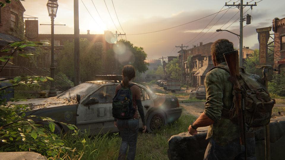 Écran de The Last of Us Part I. Joel et Ellie marchent parmi des voitures abandonnées dans une petite ville abandonnée.