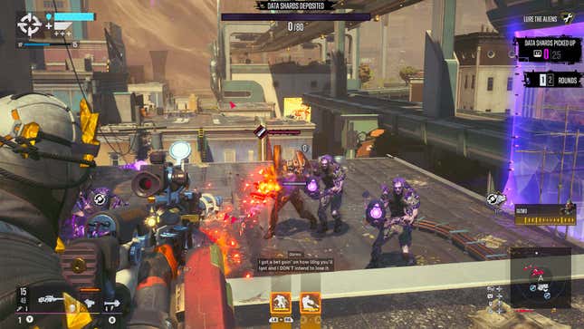 Une capture d'écran montre Deadshot tirant sur des extraterrestres violets.
