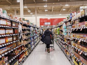 Un acheteur parcourt une allée d'une épicerie à Toronto le vendredi 2 février 2024.