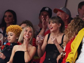La chanteuse Taylor Swift réagit avant le Super Bowl LVIII entre les 49ers de San Francisco et les Chiefs de Kansas City au stade Allegiant le 11 février 2024 à Las Vegas, Nevada.