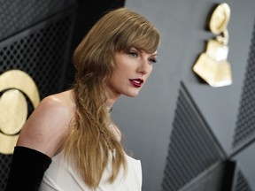 Taylor Swift arrive à la 66e cérémonie annuelle des Grammy Awards, le dimanche 4 février 2024, à Los Angeles.