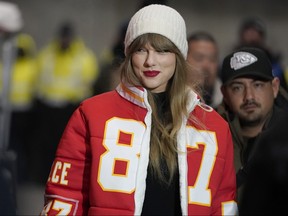 Taylor Swift porte une veste Travis Kelce serrée des Chiefs de Kansas City alors qu'elle arrive avant un match de football des séries éliminatoires de la NFL entre les Chiefs et les Dolphins de Miami, le samedi 13 janvier 2024, à Kansas City, Missouri.