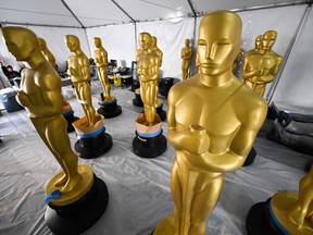 Les statues des Oscars attendent d'être peintes