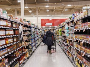 Statistique Canada s'apprête à publier ce matin son rapport sur l'indice des prix à la consommation de janvier.  Un acheteur parcourt une allée d'une épicerie à Toronto le vendredi 2 février 2024.