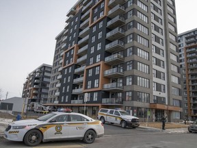Police de la Sûreté du Québec devant un appartement à Vaudreuil-Dorion, à l'ouest de Montréal, où deux personnes ont été poignardées, le jeudi 15 février 2024.