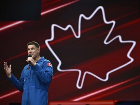 L'astronaute de l'Agence spatiale canadienne Jeremy Hansen, qui s'envolera vers la Lune dans le cadre de la mission Artemis II, prend la parole sur les plaines LeBreton à Ottawa, le samedi 1er juillet 2023.